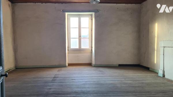 Maison ancienne avec cour et dépendances à rénover 