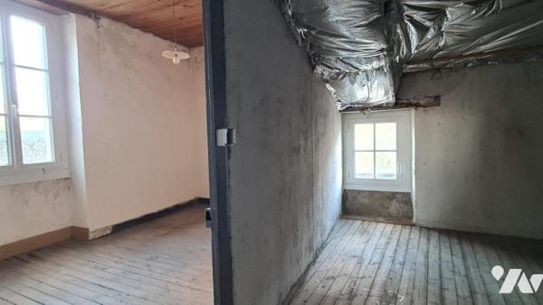 Maison ancienne avec cour et dépendances à rénover 