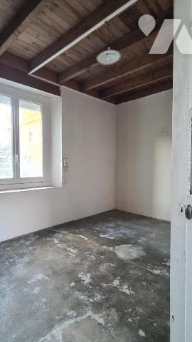 Maison ancienne avec cour et dépendances à rénover 