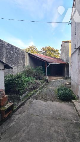 Maison ancienne avec cour et dépendances à rénover 