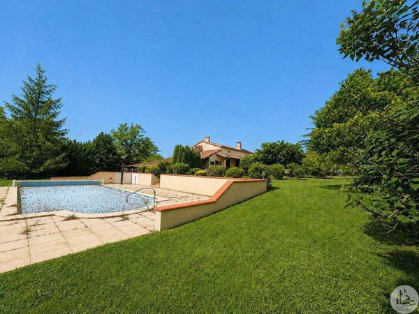 Maison de village avec jardin et piscine.
