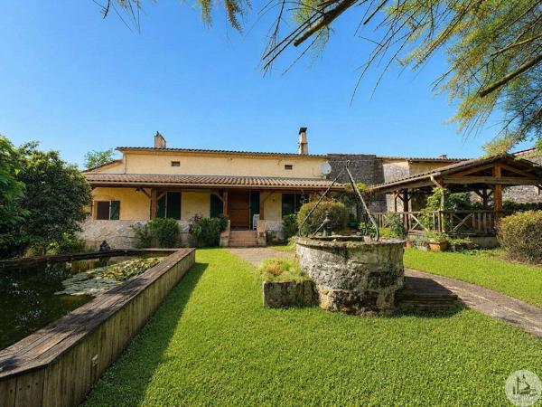 Maison de village avec jardin et piscine.