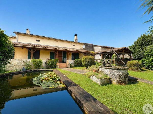 Maison de village avec jardin et piscine.