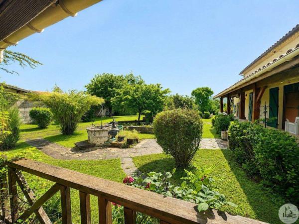 Maison de village avec jardin et piscine.