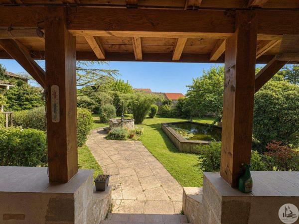 Maison de village avec jardin et piscine.