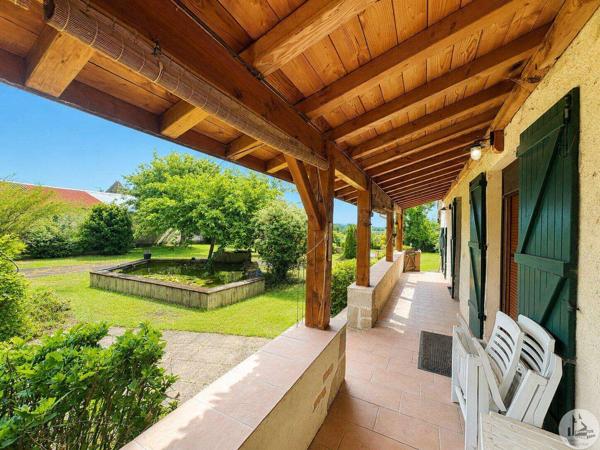 Maison de village avec jardin et piscine.