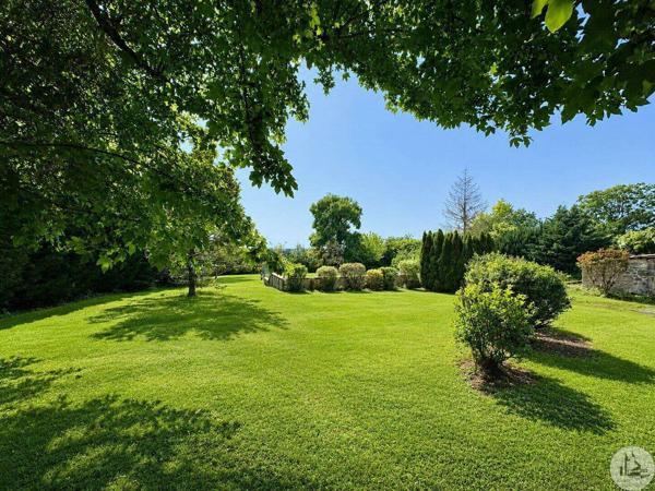 Maison de village avec jardin et piscine.