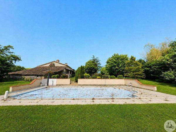Maison de village avec jardin et piscine.