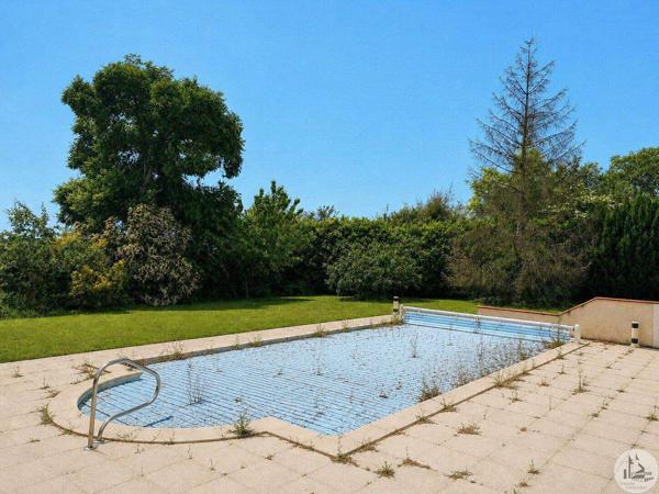 Maison de village avec jardin et piscine.