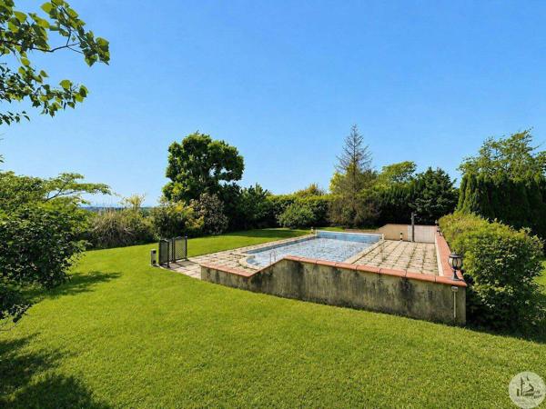 Maison de village avec jardin et piscine.