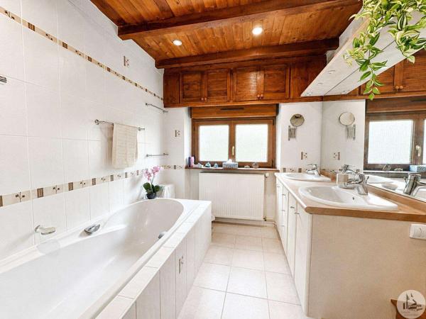 Maison de village avec jardin et piscine.