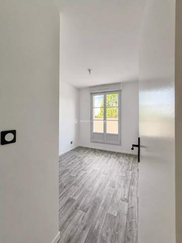 Vente                                                      Appartement
                        
                     4 pièces                      72 m2                     à Serris