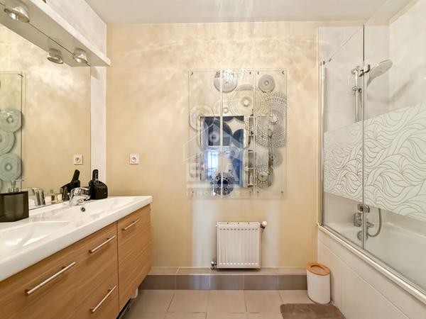 Appartement Bouc Bel Air  3 /4 pièces 82 m2 avec terrasse et 2 places privatives