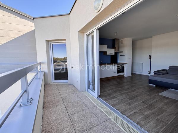 Appartement T2 au dernier étage avec ascenseur d'une résidence récente de 2022 -
Pièce de vie lumineuse et son agréable terrasse avec vue dégagée - une chambre - une salle d'eau avec toilette - 
Tout Confort : volets roulants électriques - cuisine aménagée avec électroménagers - Fibre -
Place de parking privative couverte et local à vélos -
FAIBLES CHARGES DE COPROPRIÉTÉ