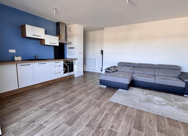Appartement T2 au dernier étage avec ascenseur d'une résidence récente de 2022 -
Pièce de vie lumineuse et son agréable terrasse avec vue dégagée - une chambre - une salle d'eau avec toilette - 
Tout Confort : volets roulants électriques - cuisine aménagée avec électroménagers - Fibre -
Place de parking privative couverte et local à vélos -
FAIBLES CHARGES DE COPROPRIÉTÉ