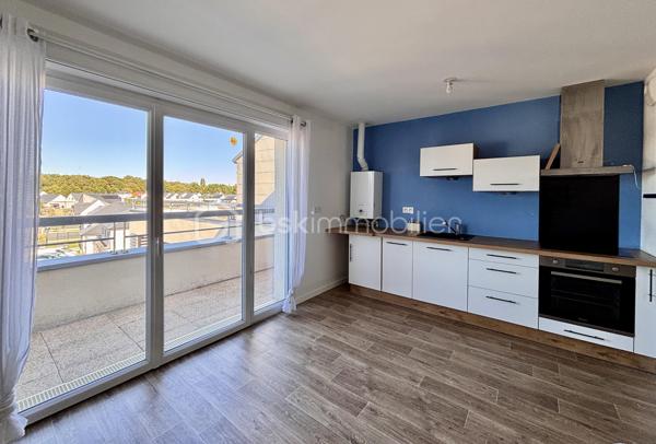 Appartement T2 au dernier étage avec ascenseur d'une résidence récente de 2022 -
Pièce de vie lumineuse et son agréable terrasse avec vue dégagée - une chambre - une salle d'eau avec toilette - 
Tout Confort : volets roulants électriques - cuisine aménagée avec électroménagers - Fibre -
Place de parking privative couverte et local à vélos -
FAIBLES CHARGES DE COPROPRIÉTÉ