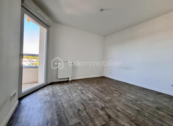 Appartement T2 au dernier étage avec ascenseur d'une résidence récente de 2022 -
Pièce de vie lumineuse et son agréable terrasse avec vue dégagée - une chambre - une salle d'eau avec toilette - 
Tout Confort : volets roulants électriques - cuisine aménagée avec électroménagers - Fibre -
Place de parking privative couverte et local à vélos -
FAIBLES CHARGES DE COPROPRIÉTÉ