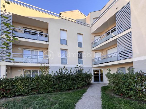 Appartement T2 au dernier étage avec ascenseur d'une résidence récente de 2022 -
Pièce de vie lumineuse et son agréable terrasse avec vue dégagée - une chambre - une salle d'eau avec toilette - 
Tout Confort : volets roulants électriques - cuisine aménagée avec électroménagers - Fibre -
Place de parking privative couverte et local à vélos -
FAIBLES CHARGES DE COPROPRIÉTÉ