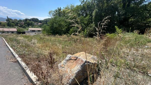 A VENDRE TERRAIIN CONSTRUCTIBLE