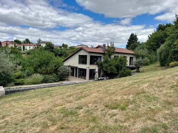 Trévoux (01600) Maison contemporaine 4 chambres 191.8 m² habitable terrain 2861m²