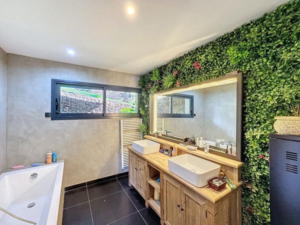 Trévoux (01600) Maison contemporaine 4 chambres 191.8 m² habitable terrain 2861m²