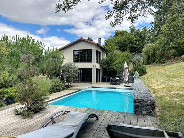 Trévoux (01600) Maison contemporaine 4 chambres 191.8 m² habitable terrain 2861m²