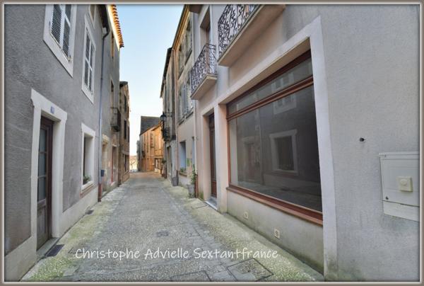 Immeuble , local commercial au RDC, T2 au 1er étage et T3 duplex au 2nd et 3ème, cour devant les appartements