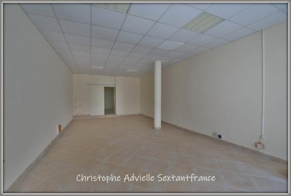 Immeuble , local commercial au RDC, T2 au 1er étage et T3 duplex au 2nd et 3ème, cour devant les appartements