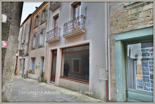 Immeuble , local commercial au RDC, T2 au 1er étage et T3 duplex au 2nd et 3ème, cour devant les appartements