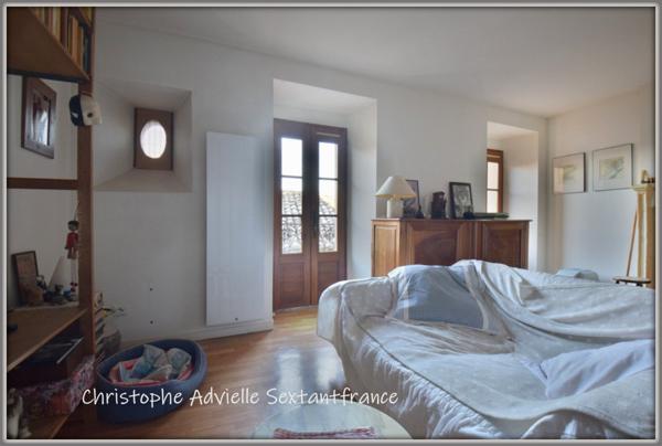 Immeuble , local commercial au RDC, T2 au 1er étage et T3 duplex au 2nd et 3ème, cour devant les appartements