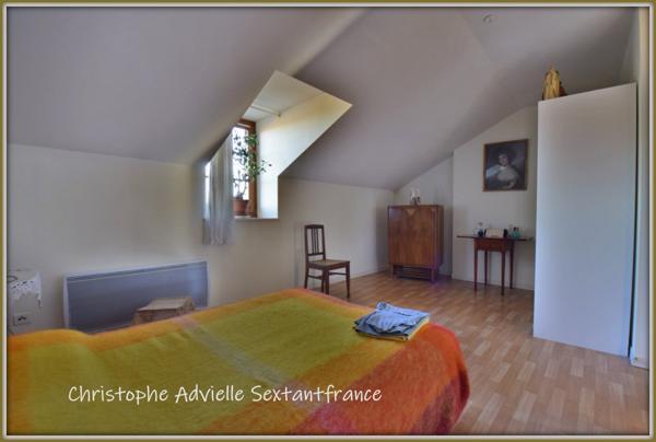 Immeuble , local commercial au RDC, T2 au 1er étage et T3 duplex au 2nd et 3ème, cour devant les appartements