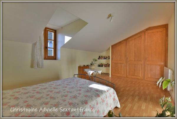 Immeuble , local commercial au RDC, T2 au 1er étage et T3 duplex au 2nd et 3ème, cour devant les appartements