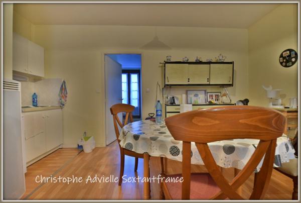 Immeuble , local commercial au RDC, T2 au 1er étage et T3 duplex au 2nd et 3ème, cour devant les appartements