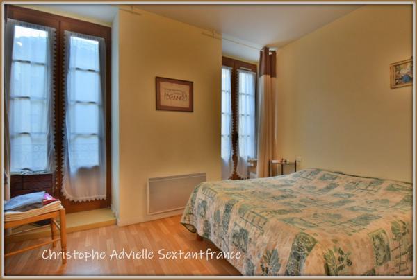 Immeuble , local commercial au RDC, T2 au 1er étage et T3 duplex au 2nd et 3ème, cour devant les appartements