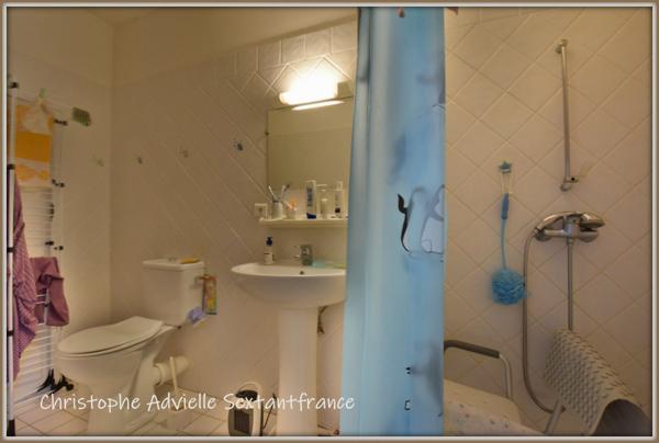 Immeuble , local commercial au RDC, T2 au 1er étage et T3 duplex au 2nd et 3ème, cour devant les appartements