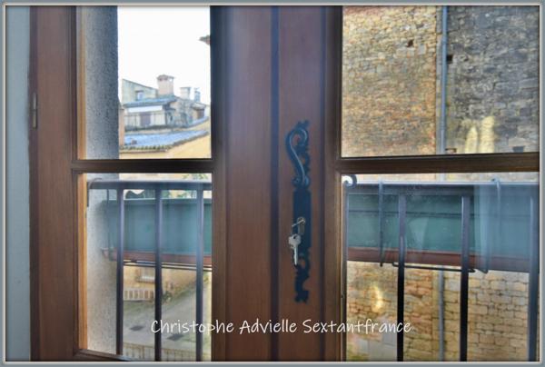 Immeuble , local commercial au RDC, T2 au 1er étage et T3 duplex au 2nd et 3ème, cour devant les appartements