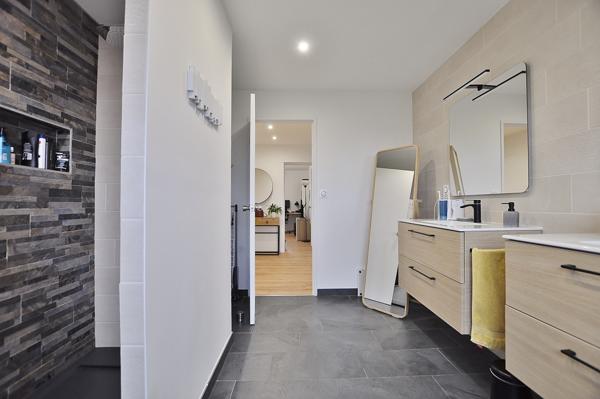 Appartement  5 pièce(s)  3 chambre(s)  111 m²