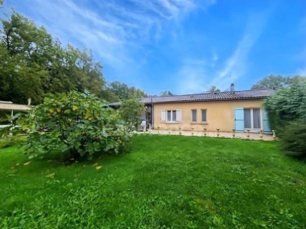 Belle maison familiale avec gîte à Aigre – 215 000 €