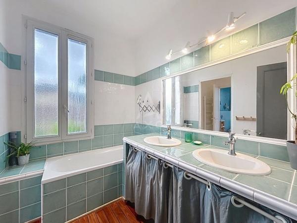 Maison en pierres rénovée avec proximité sur le port