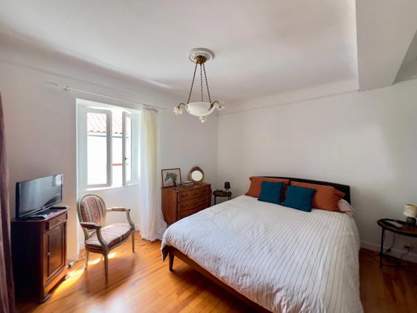 BAYONNE, QUARTIER DES ARÈNES, MAISON FAMILIALE DE 211 m²