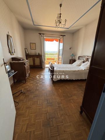 Appartement
                                                                                                                                                                                                                                                                                                                        5 pièce(s)                                                                                                                                                                                                          3 chambre(s)                                                                                                                                                                                                          130  m²