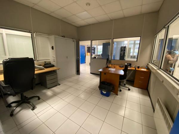 Bureaux/locaux commerciaux à louer à proximité immédiate de l'entrée de l'autoroute A50 - La Capelette - 13010 Marseille