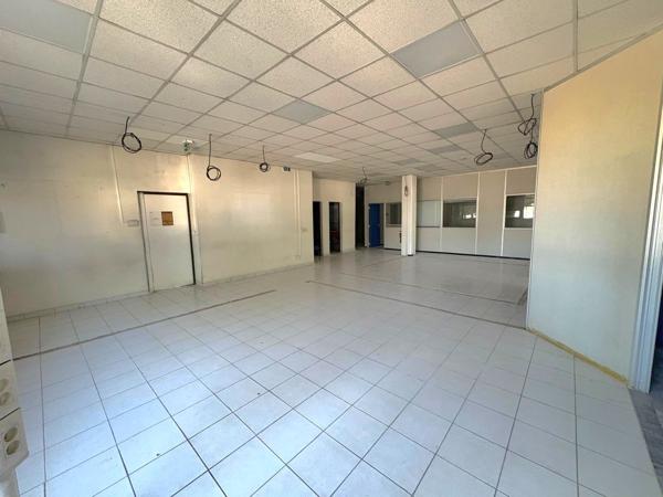 Bureaux/locaux commerciaux à louer à proximité immédiate de l'entrée de l'autoroute A50 - La Capelette - 13010 Marseille