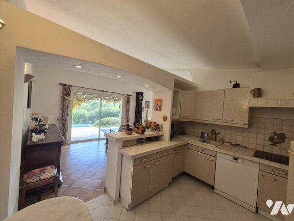 À vendre – Belle villa de plain-pied avec piscine dans un cadre calme et verdoyant