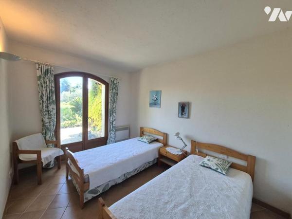 À vendre – Belle villa de plain-pied avec piscine dans un cadre calme et verdoyant