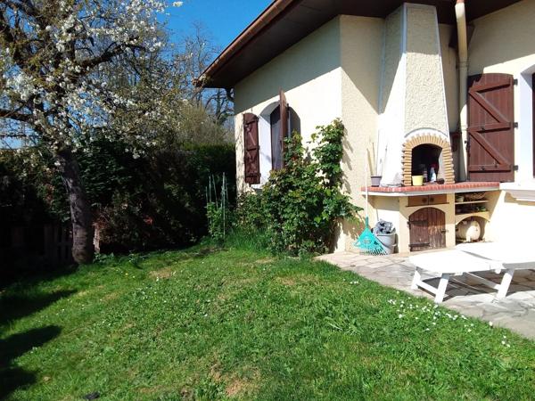 Maison à vendre 5 pièces  avec piscine, parking, garage,et abris voiture sur 1000 m² de terrain.