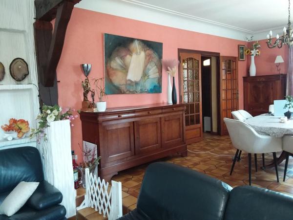 Maison à vendre 5 pièces  avec piscine, parking, garage,et abris voiture sur 1000 m² de terrain.