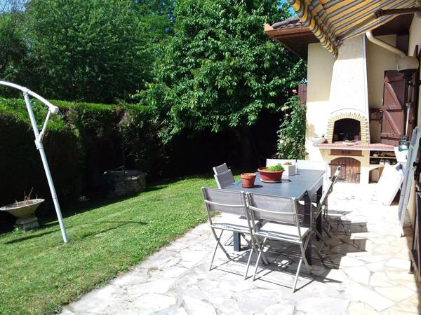 Maison à vendre 5 pièces  avec piscine, parking, garage,et abris voiture sur 1000 m² de terrain.