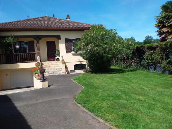 Maison à vendre 5 pièces  avec piscine, parking, garage,et abris voiture sur 1000 m² de terrain.