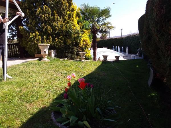 Maison à vendre 5 pièces  avec piscine, parking, garage,et abris voiture sur 1000 m² de terrain.